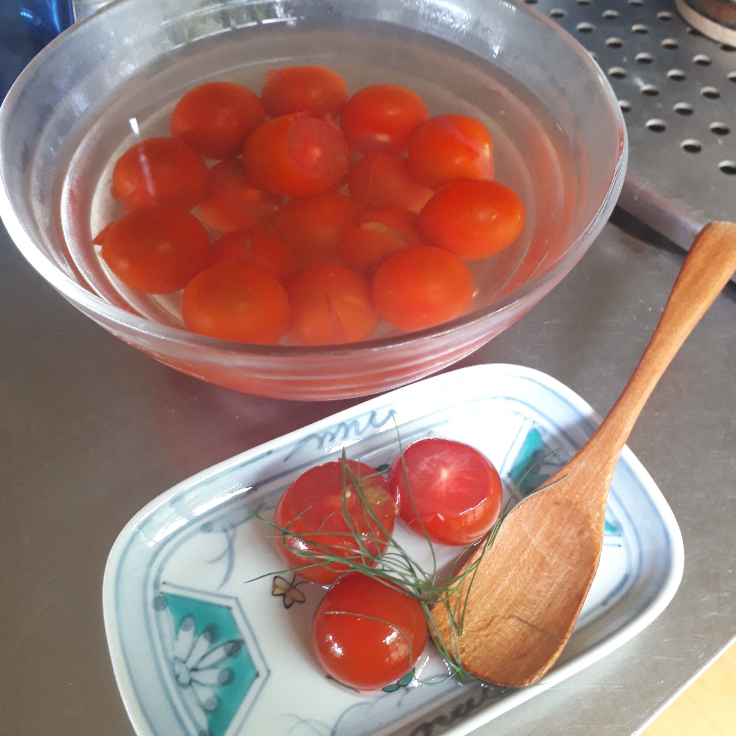 皮むきトマトを食べる こびとの台所